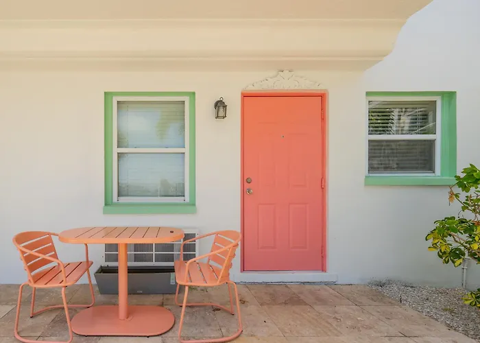 Tropical Breeze Vacation Apartment *