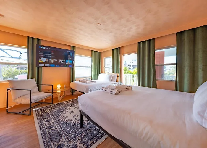 Tropical Breeze Vacation Apartment *