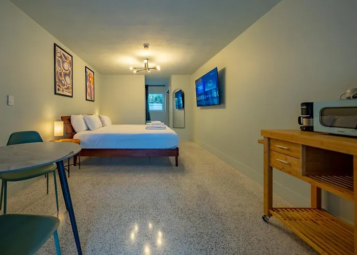 Tropical Breeze Vacation Apartment