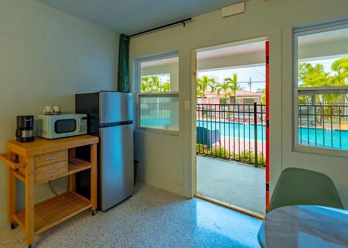 Tropical Breeze Vacation Apartment *